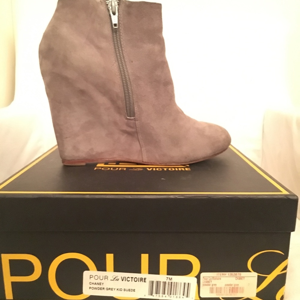 Pour La Victoire Powder Gray Wedge Chaney Booties